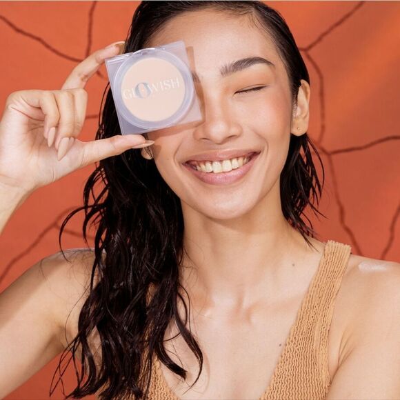 Huda Beauty FULL SIZE Glowish Pressed Powder in Fair/Cool - Picture 7 of 12